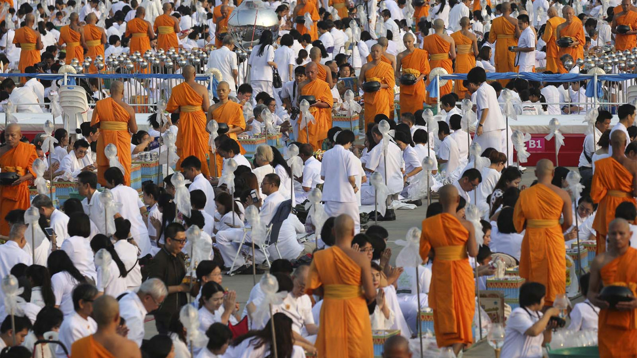 Prosesi Makha Bucha Biksu Buddha di Thailand