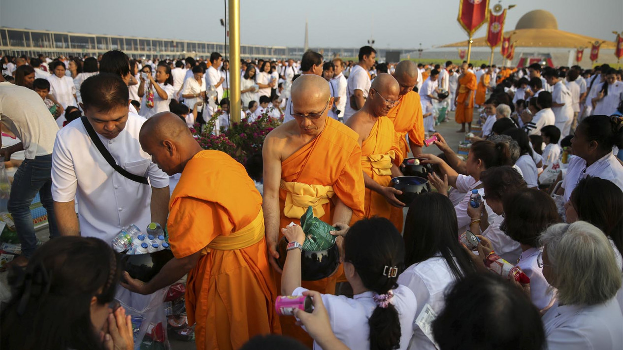 Prosesi Makha Bucha Biksu Buddha di Thailand