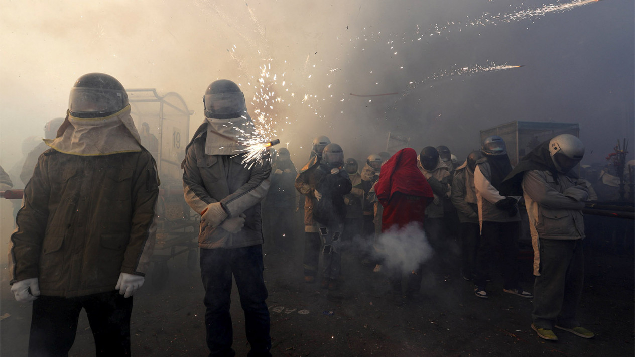 Seru dan Mengerikannya Festival Beehive Firecracker