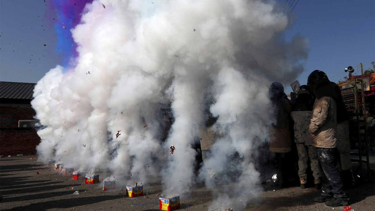 Seru dan Mengerikannya Festival Beehive Firecracker
