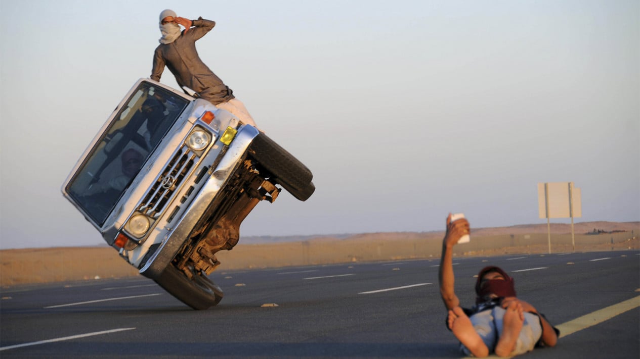 Tren Aksi Mobil Miring di Arab Saudi