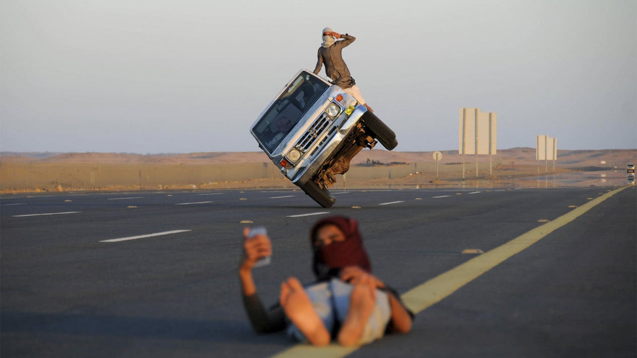 Tren Aksi Mobil Miring di Arab Saudi