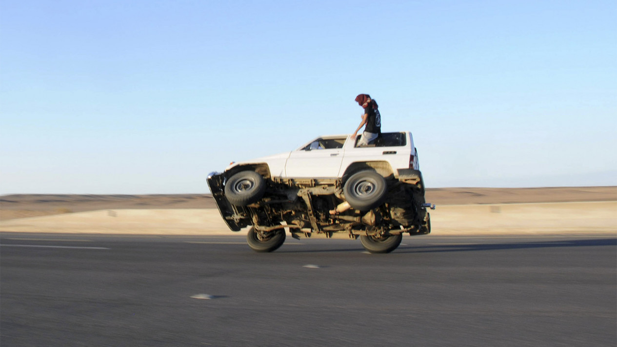 Tren Aksi Mobil Miring di Arab Saudi