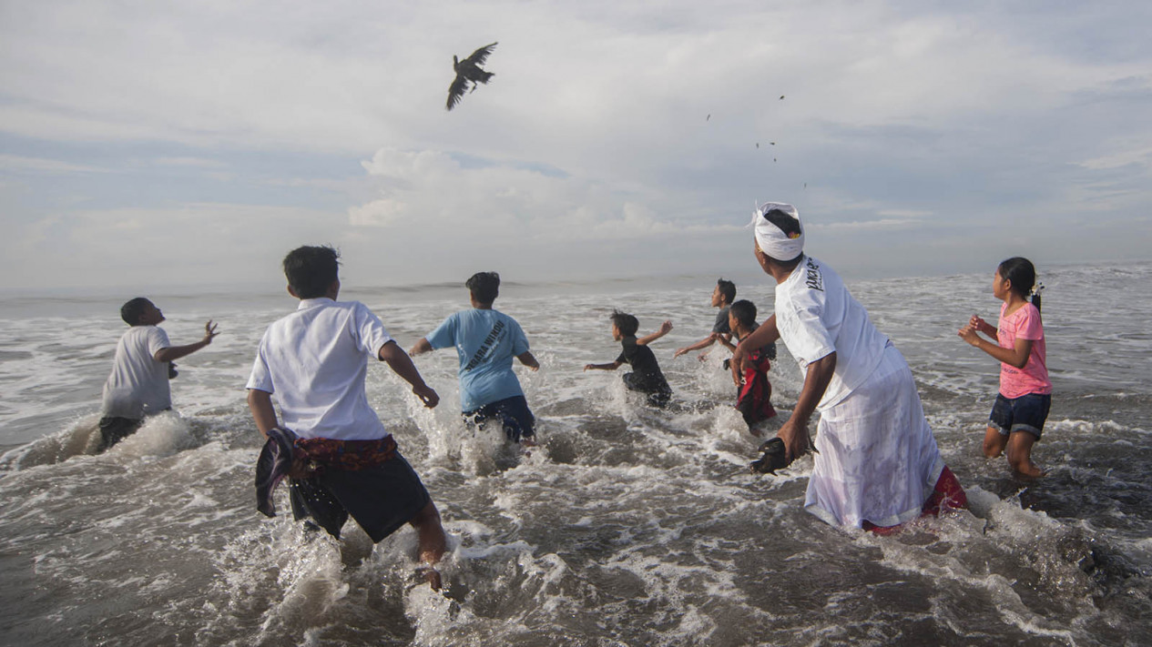 Ritual Melasti Menjelang Nyepi di Bali