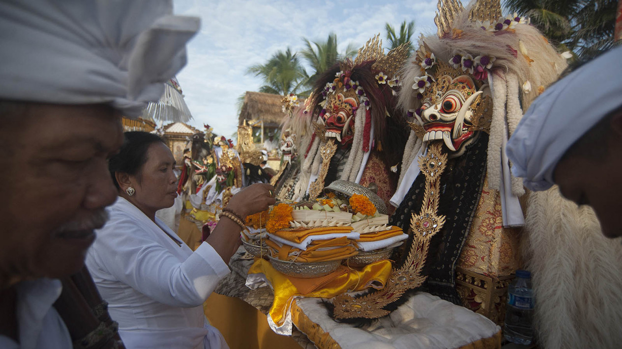 Ritual Melasti Menjelang Nyepi di Bali