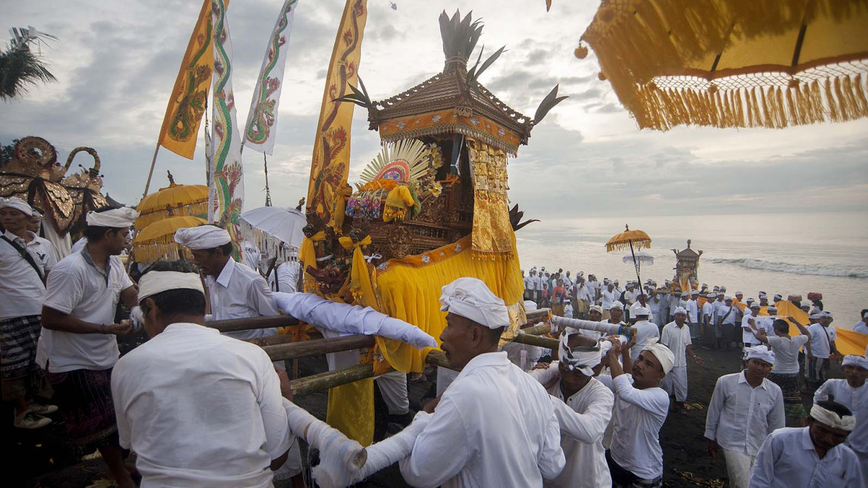 Ritual Melasti Menjelang Nyepi di Bali
