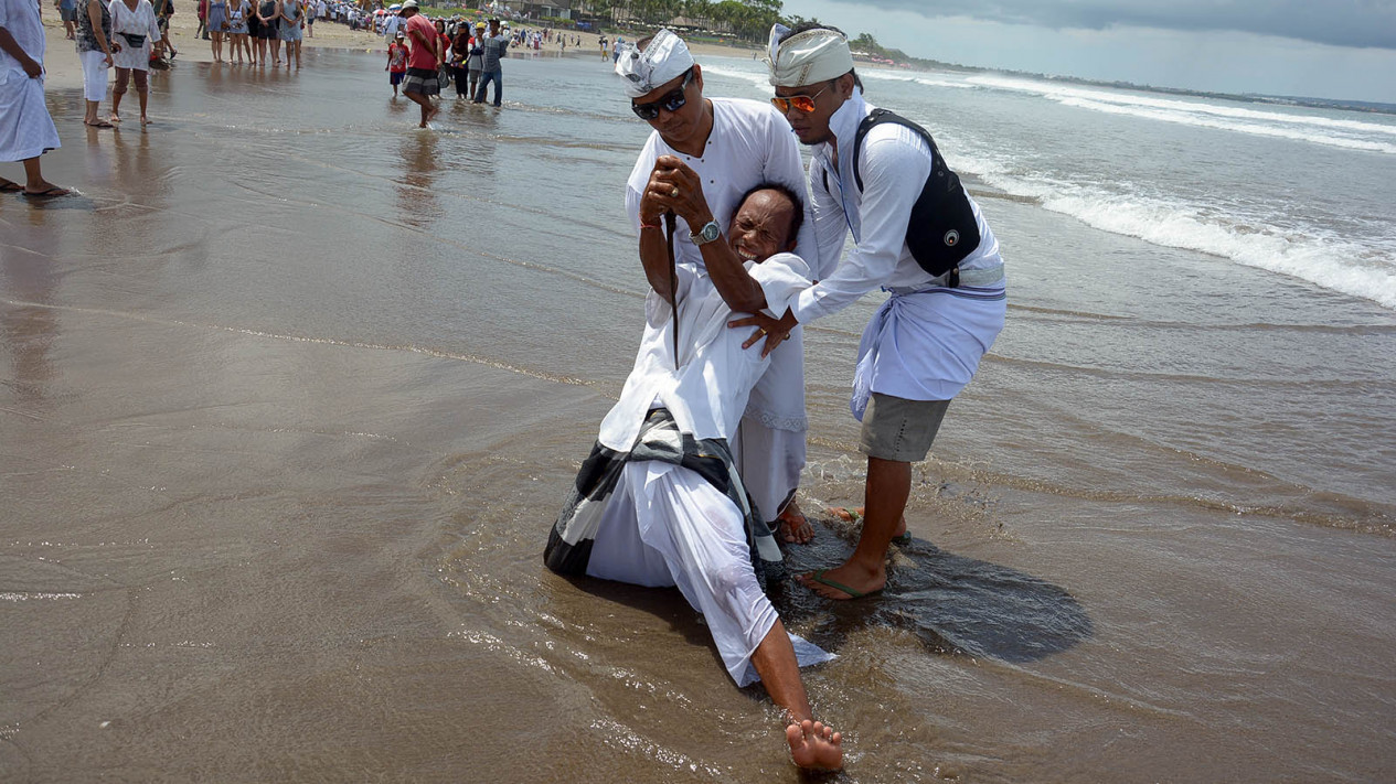 Ritual Melasti Menjelang Nyepi di Bali