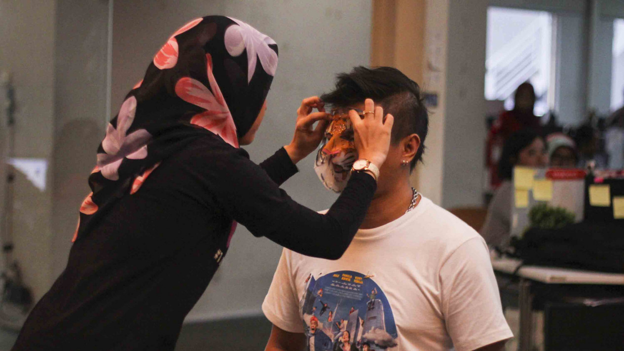 Serunya Pemain Film Hongkong Kasarung Bermain Masker