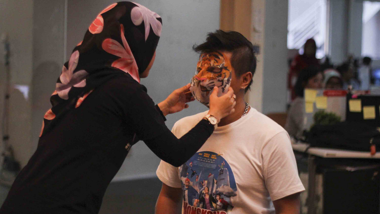 Serunya Pemain Film Hongkong Kasarung Bermain Masker