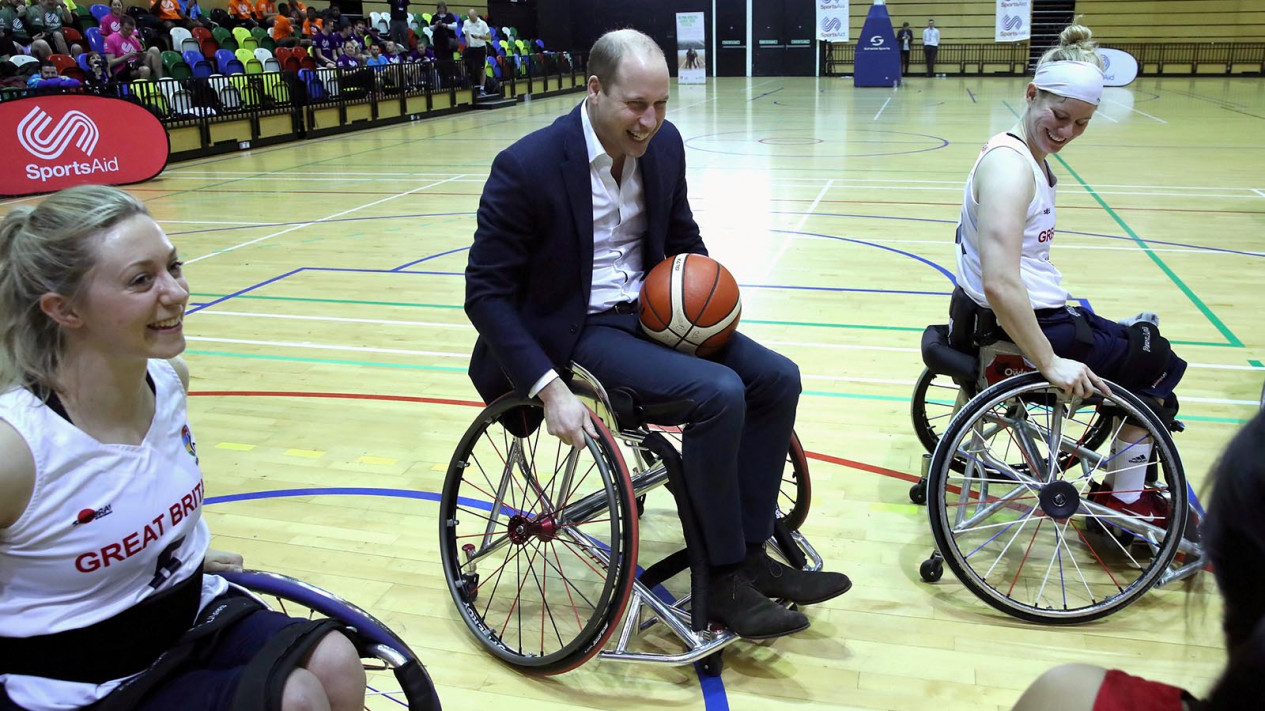 Aksi Pangeran William Main Basket dengan Kursi Roda