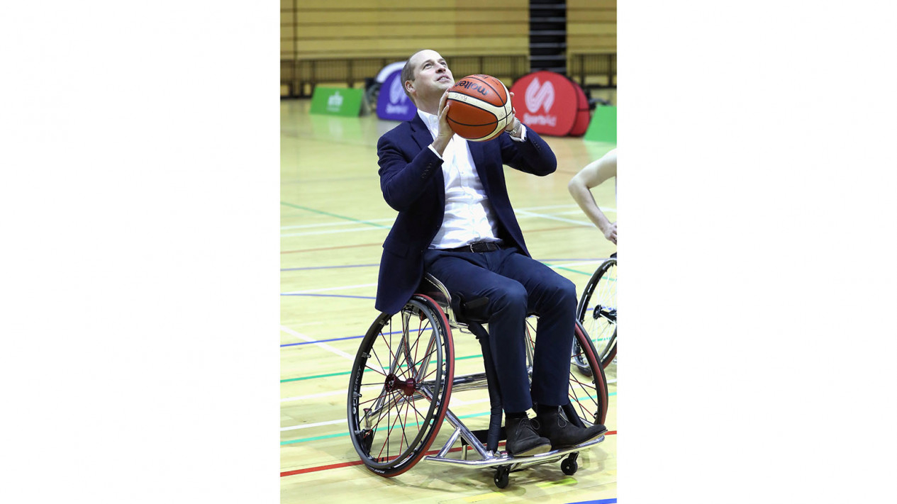 Aksi Pangeran William Main Basket dengan Kursi Roda