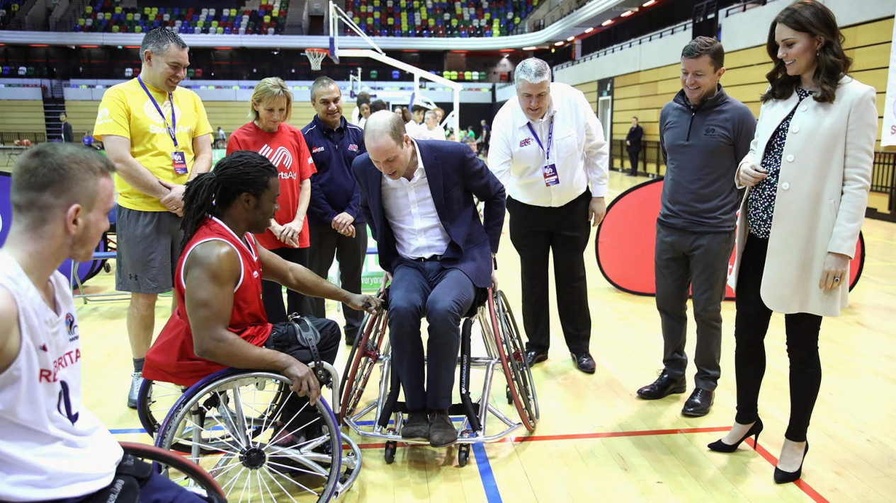 Aksi Pangeran William Main Basket dengan Kursi Roda