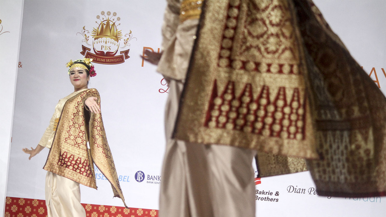 Penari Berbusana Songket dalam Festival Putri Bumi Sriwijaya