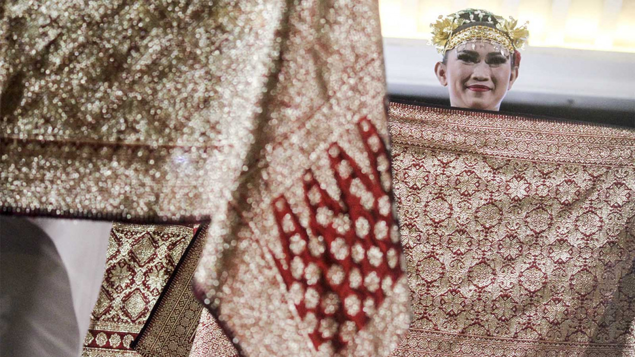 Penari Berbusana Songket dalam Festival Putri Bumi Sriwijaya