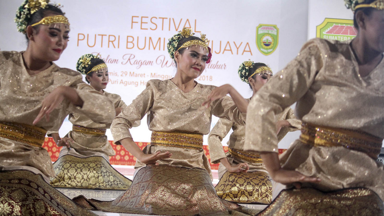 Penari Berbusana Songket dalam Festival Putri Bumi Sriwijaya