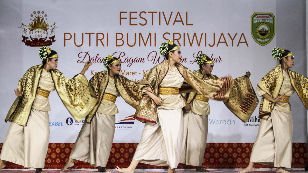 Penari Berbusana Songket dalam Festival Putri Bumi Sriwijaya