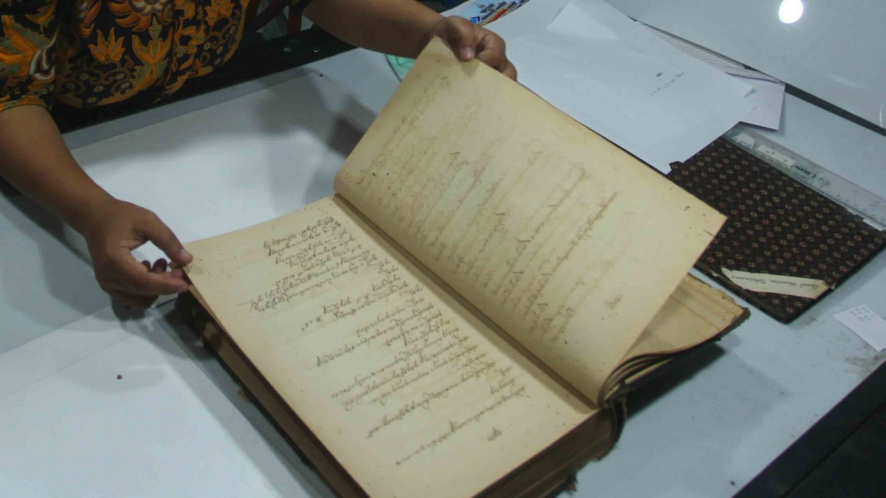 Begini Proses Alih Media Digital di Museum Radyapustaka Solo