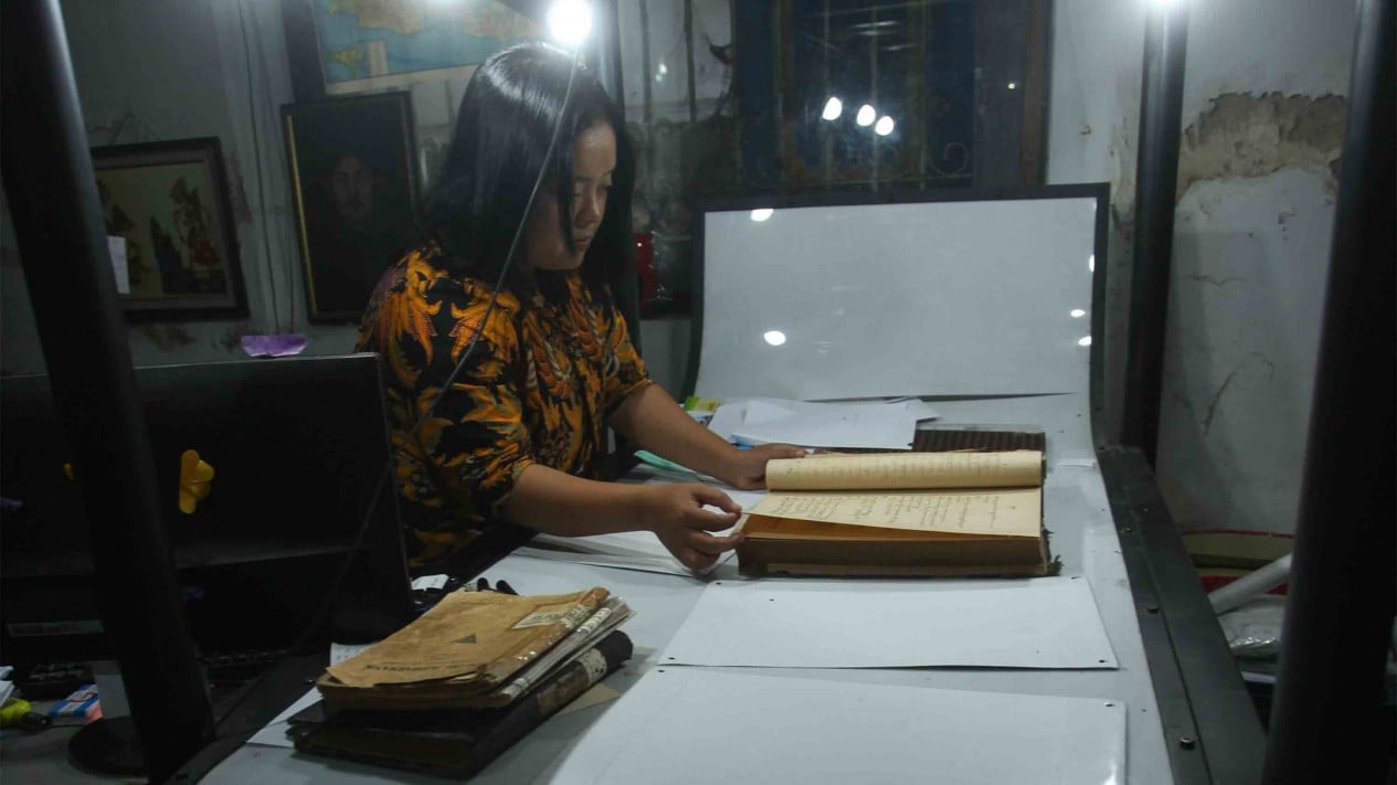 Begini Proses Alih Media Digital di Museum Radyapustaka Solo