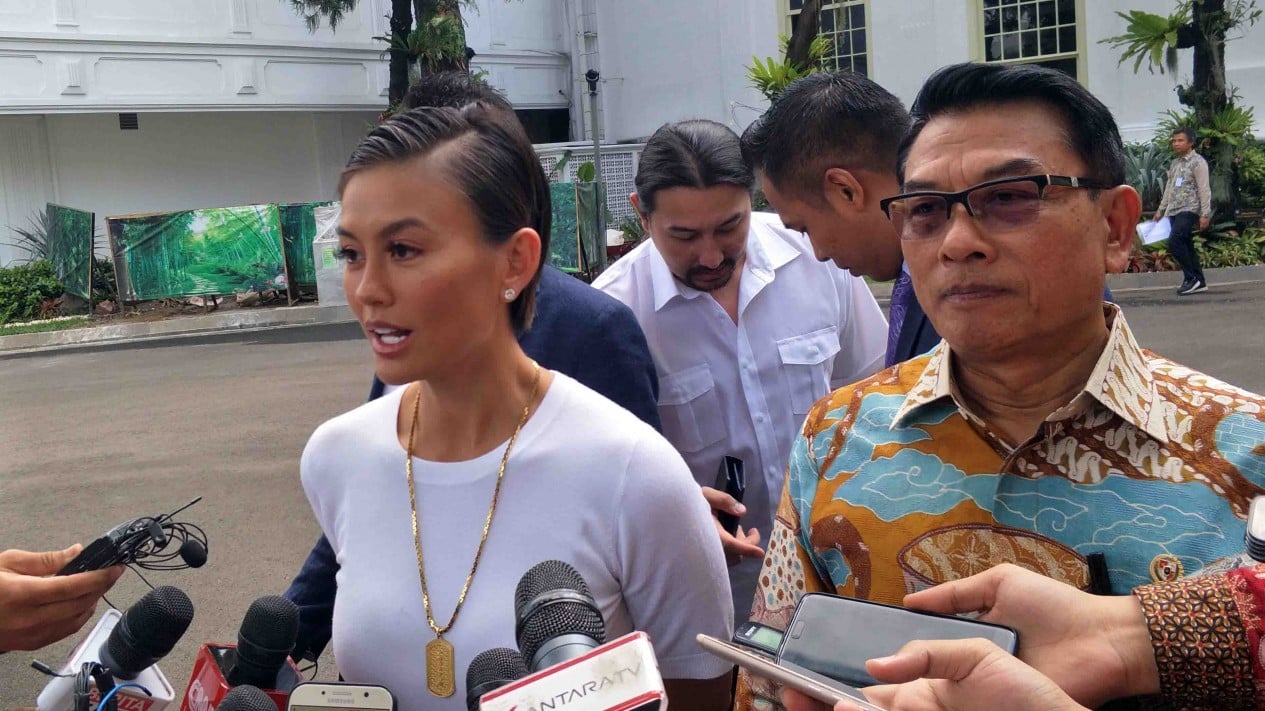 Bertemu Presiden Jokowi, Agnez Mo Pakai Kalung Mewah Versace