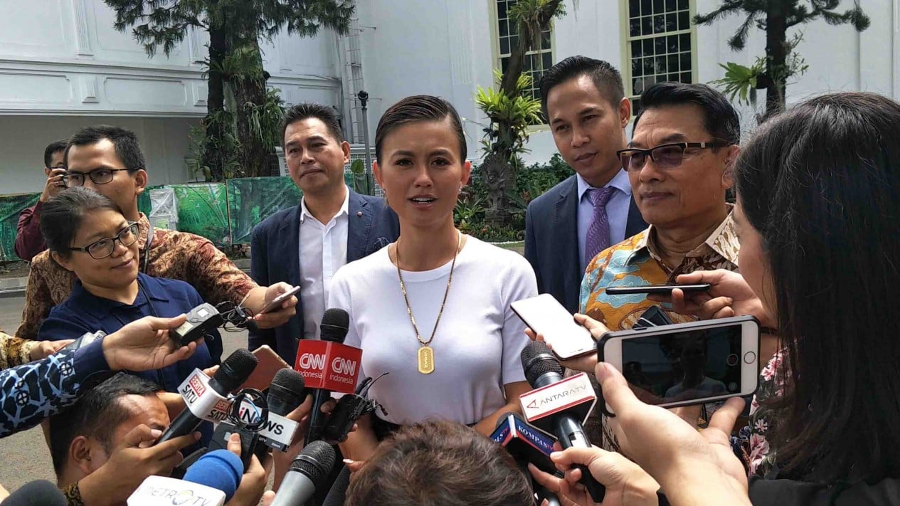 Bertemu Presiden Jokowi, Agnez Mo Pakai Kalung Mewah Versace