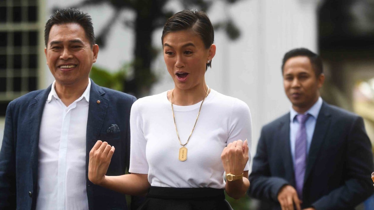 Bertemu Presiden Jokowi, Agnez Mo Pakai Kalung Mewah Versace