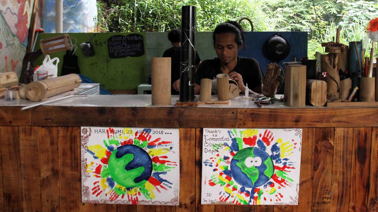 Kerajinan Tangan Hasil Olahan Bambu Sungai Ciliwung