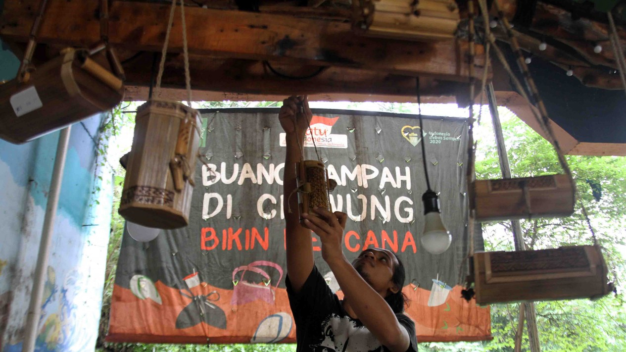 Kerajinan Tangan Hasil Olahan Bambu Sungai Ciliwung