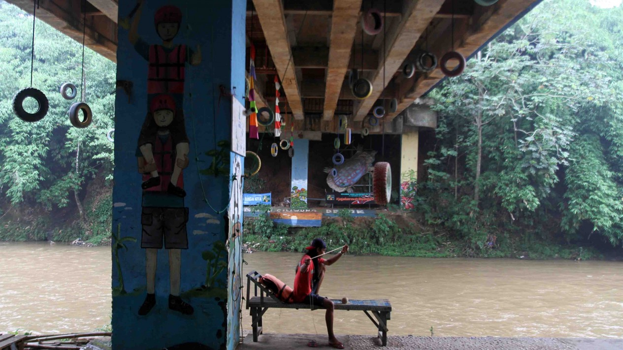 Kerajinan Tangan Hasil Olahan Bambu Sungai Ciliwung