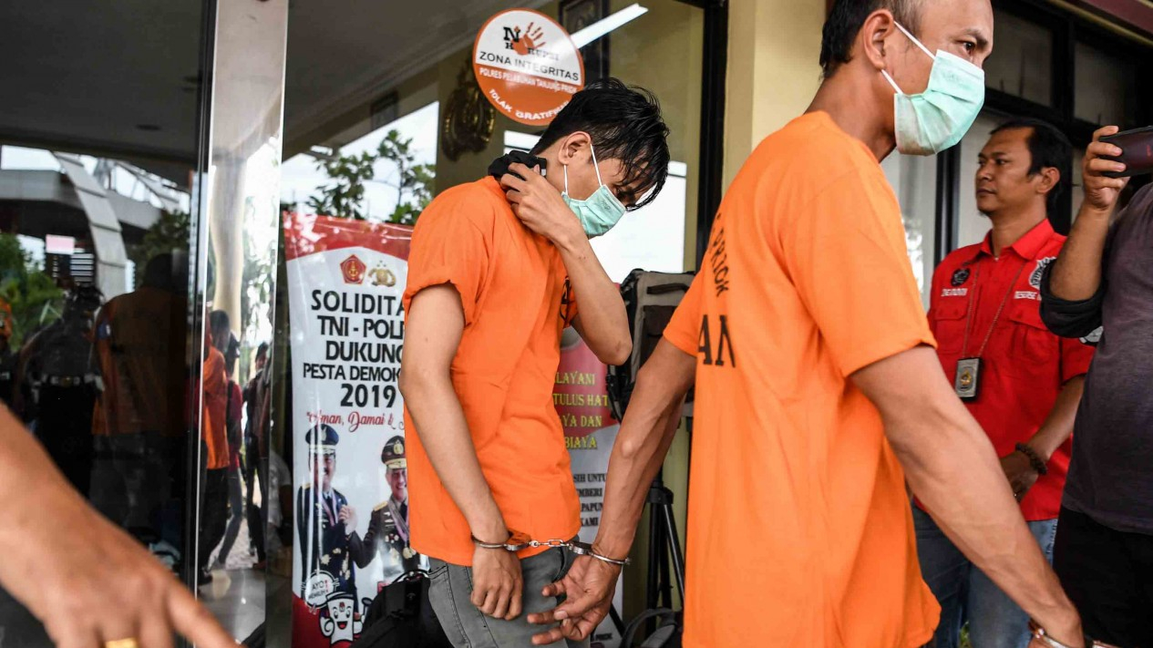 Ekspresi Pasrah Aris Idol Ditangkap Polisi Saat Nyabu
