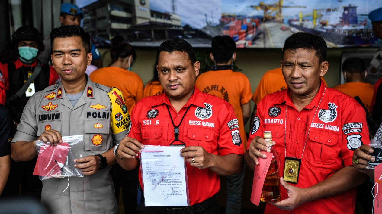 Ekspresi Pasrah Aris Idol Ditangkap Polisi Saat Nyabu
