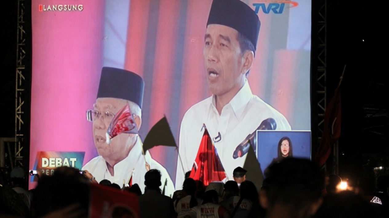 Penuh, Suasana Nobar Debat Pilpres 2019 di Lapangan