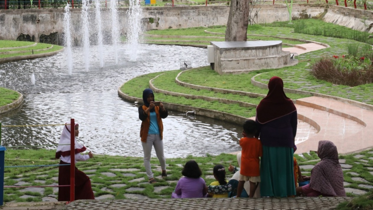 Ramainya Anak-anak Bermain di Taman Hutan Kota Pare