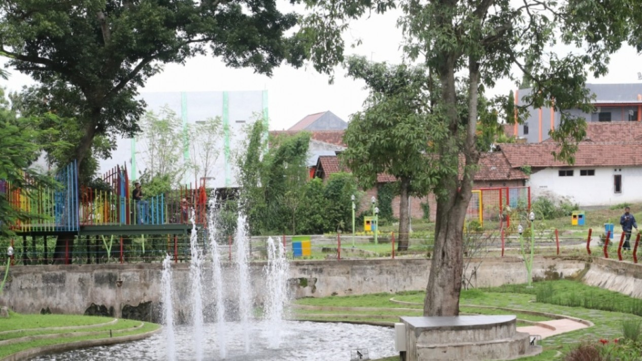 Ramainya Anak-anak Bermain di Taman Hutan Kota Pare
