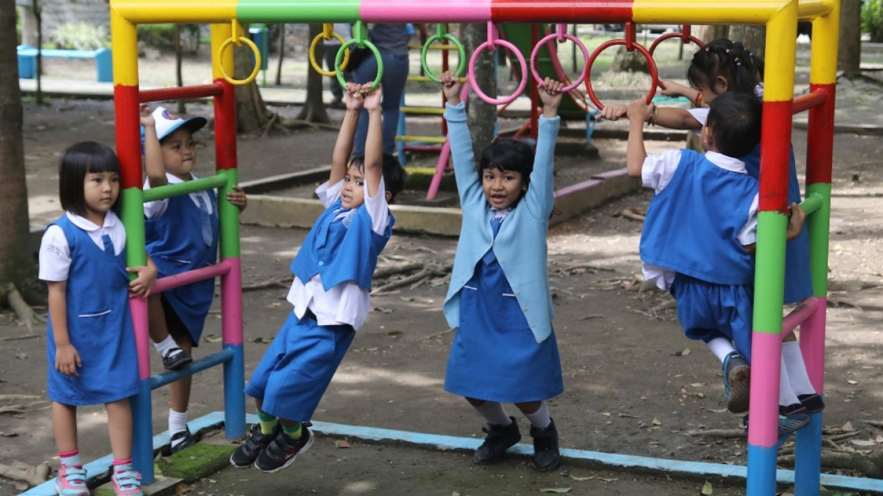 Ramainya Anak-anak Bermain di Taman Hutan Kota Pare