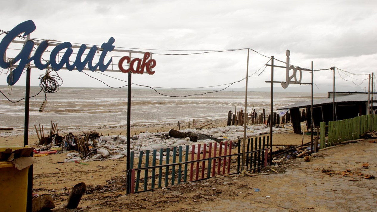 Dampak Gelombang Tinggi di Kupang