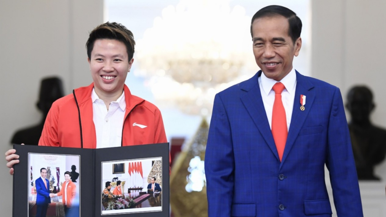 Gaya Liliyana Natsir Berpamitan ke Presiden Jokowi