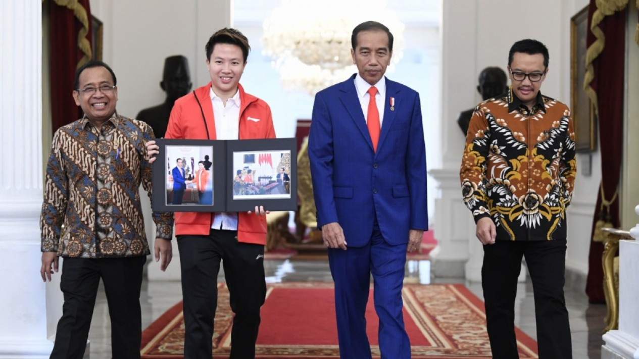 Gaya Liliyana Natsir Berpamitan ke Presiden Jokowi