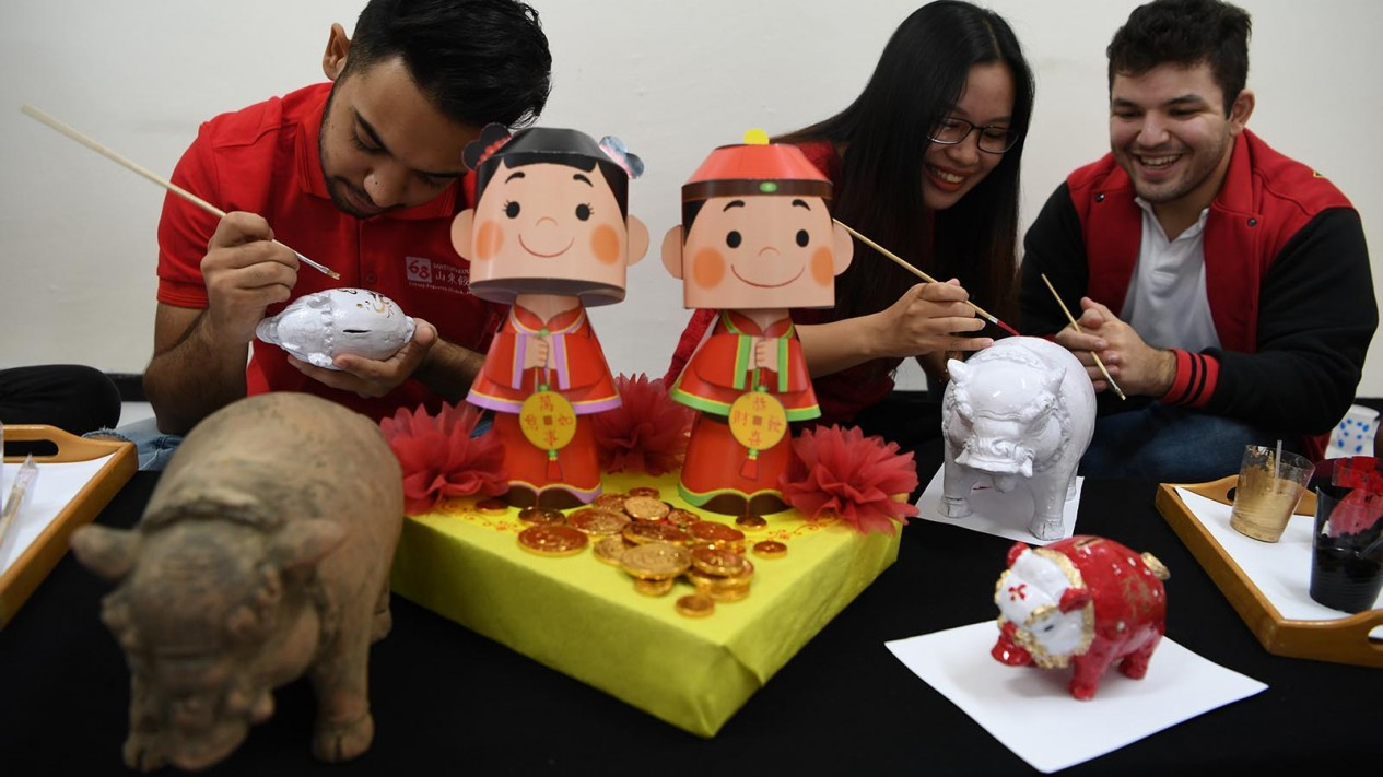 Menghias Patung Babi Tanah Jelang Imlek