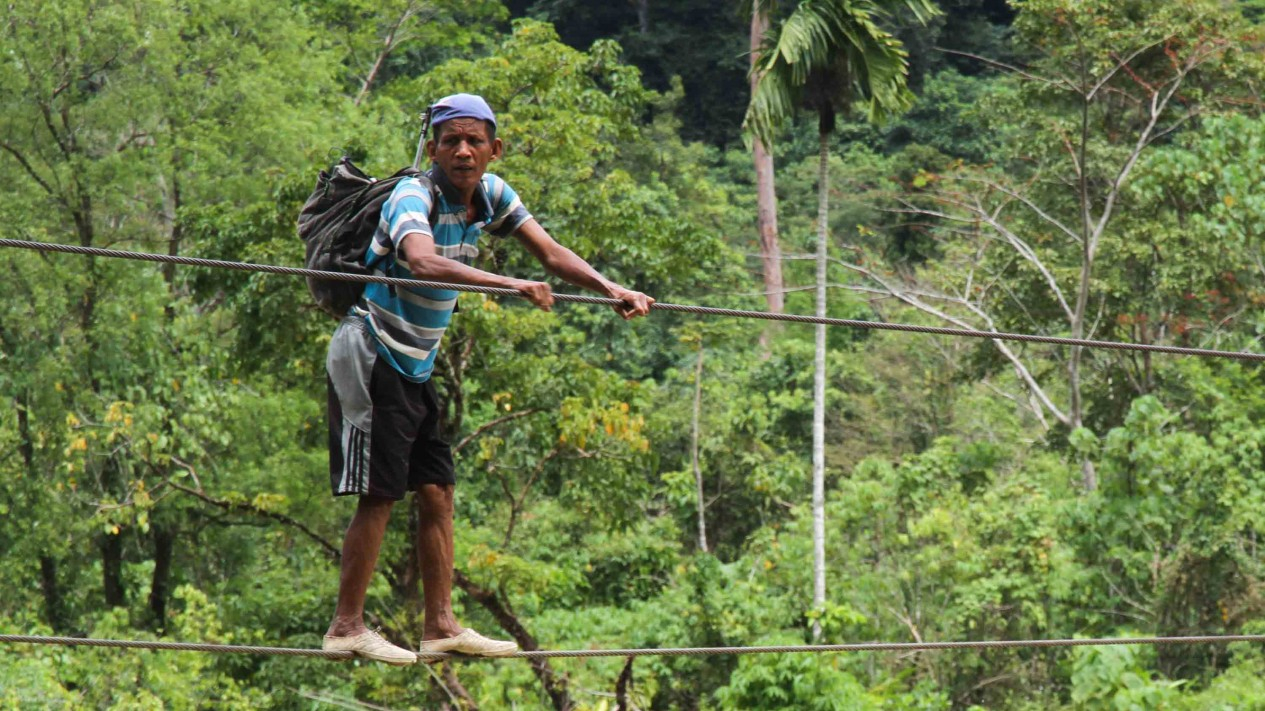Perjuangan Warga Aceh Melintasi Jembatan Tali