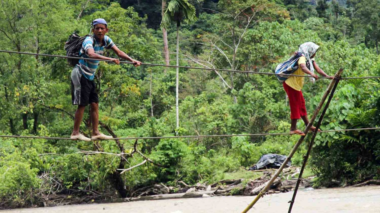 Perjuangan Warga Aceh Melintasi Jembatan Tali