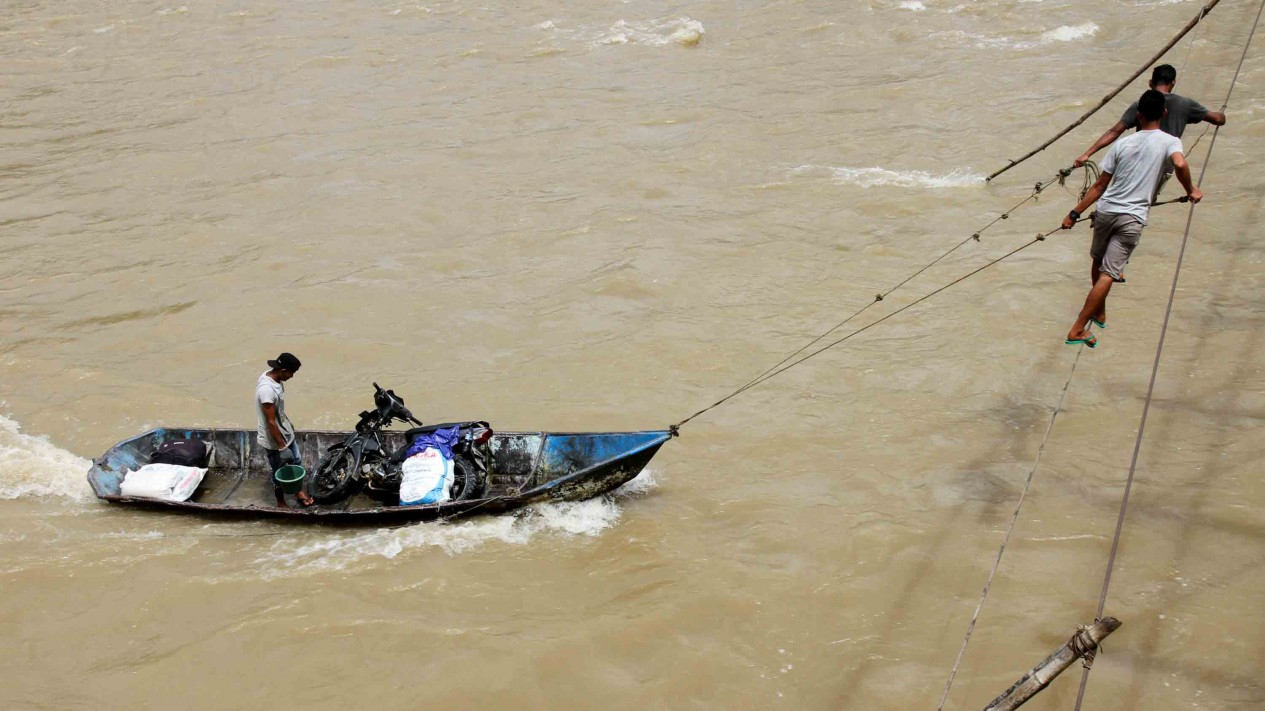 Perjuangan Warga Aceh Melintasi Jembatan Tali