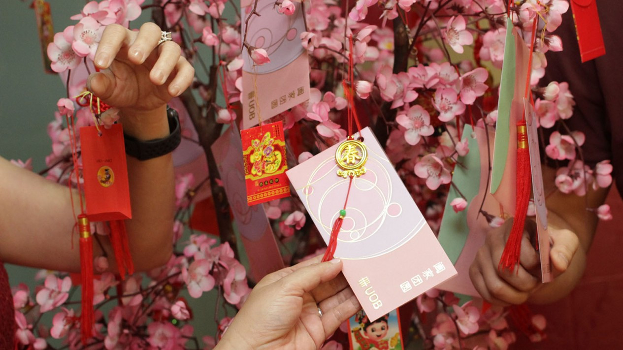 Warga Tionghoa Menabung di Hari Li Chun