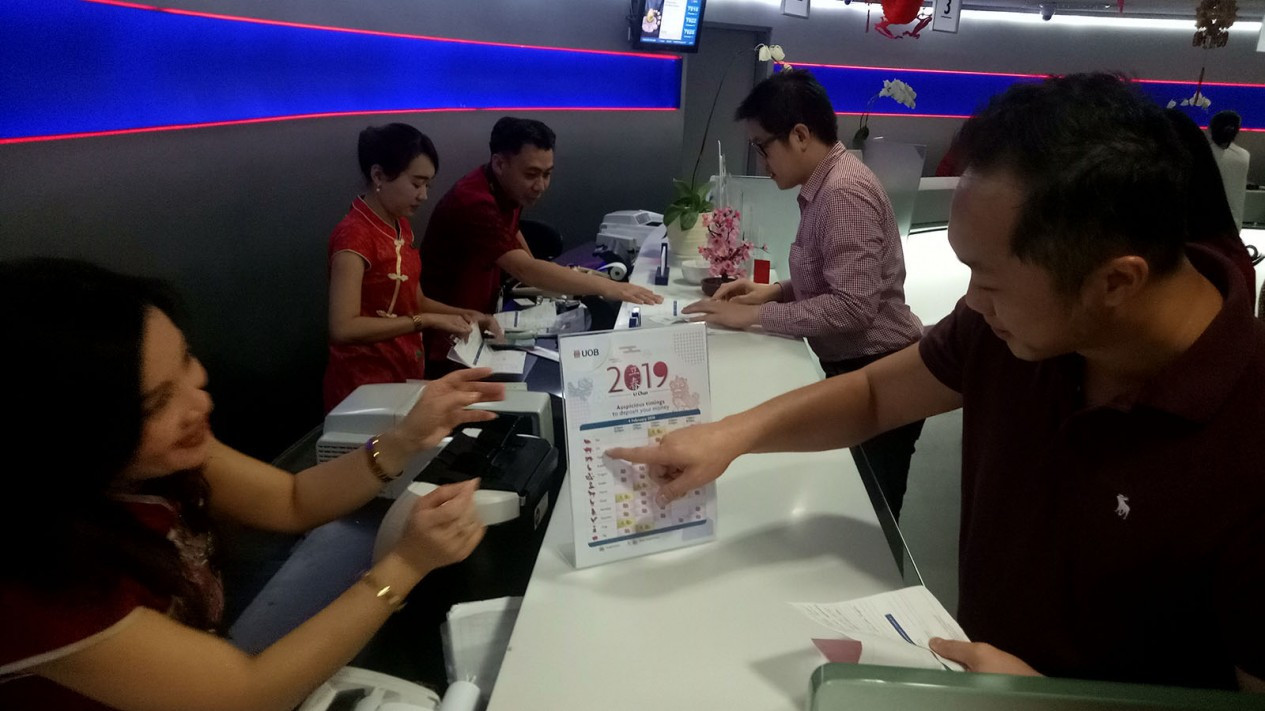 Warga Tionghoa Menabung di Hari Li Chun