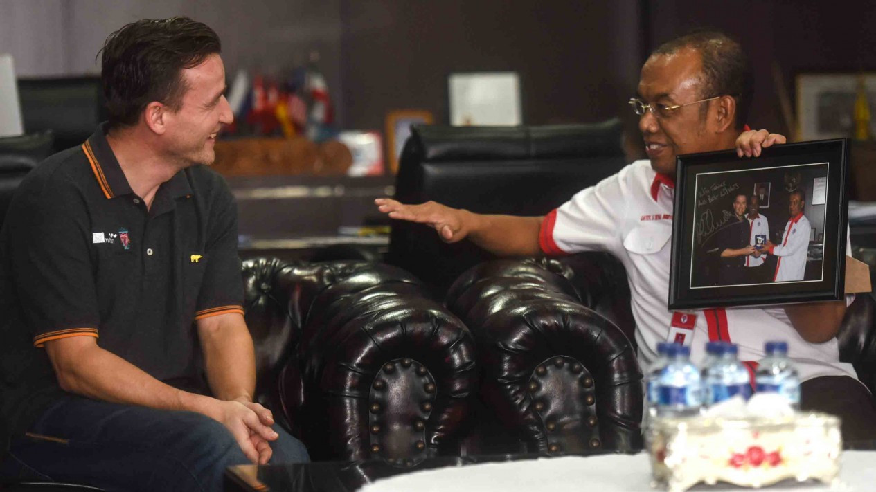 Gaya Legenda Liverpool, Vladimir Smicer Kunjungi Indonesia
