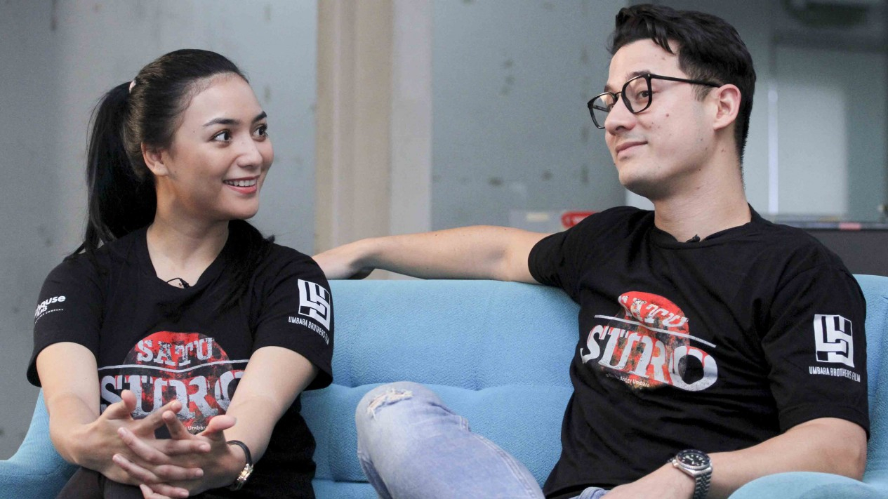 Tingkah Dua Pemain Film Satu Suro saat Kunjungi VIVA