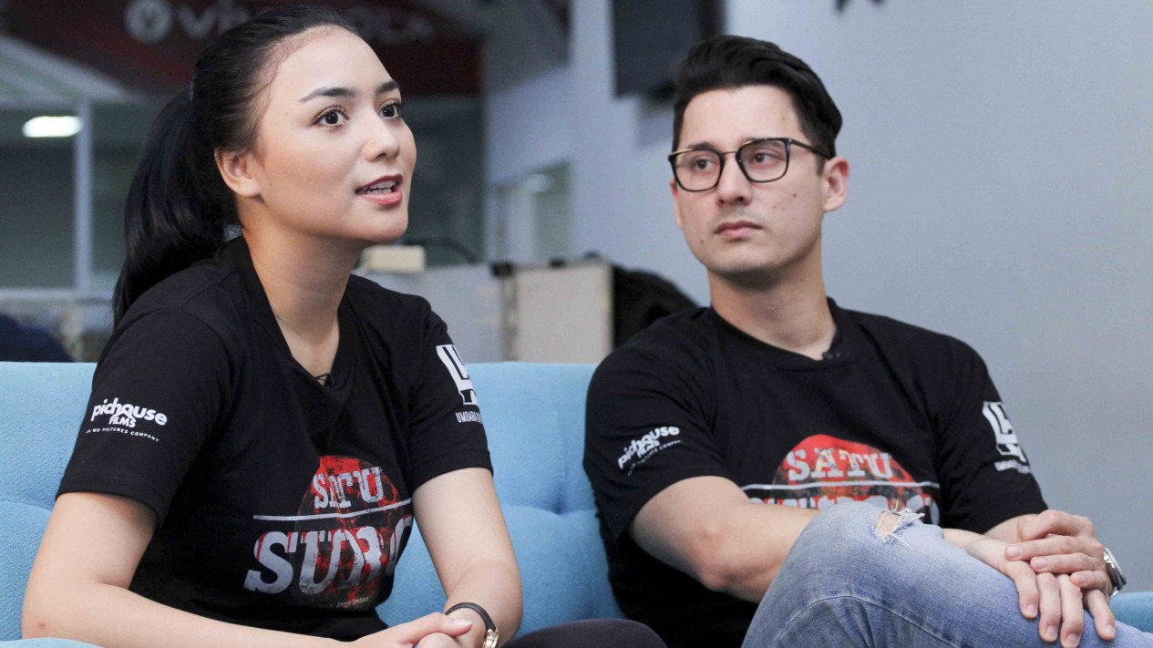 Tingkah Dua Pemain Film Satu Suro saat Kunjungi VIVA