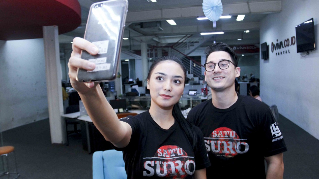 Tingkah Dua Pemain Film Satu Suro saat Kunjungi VIVA