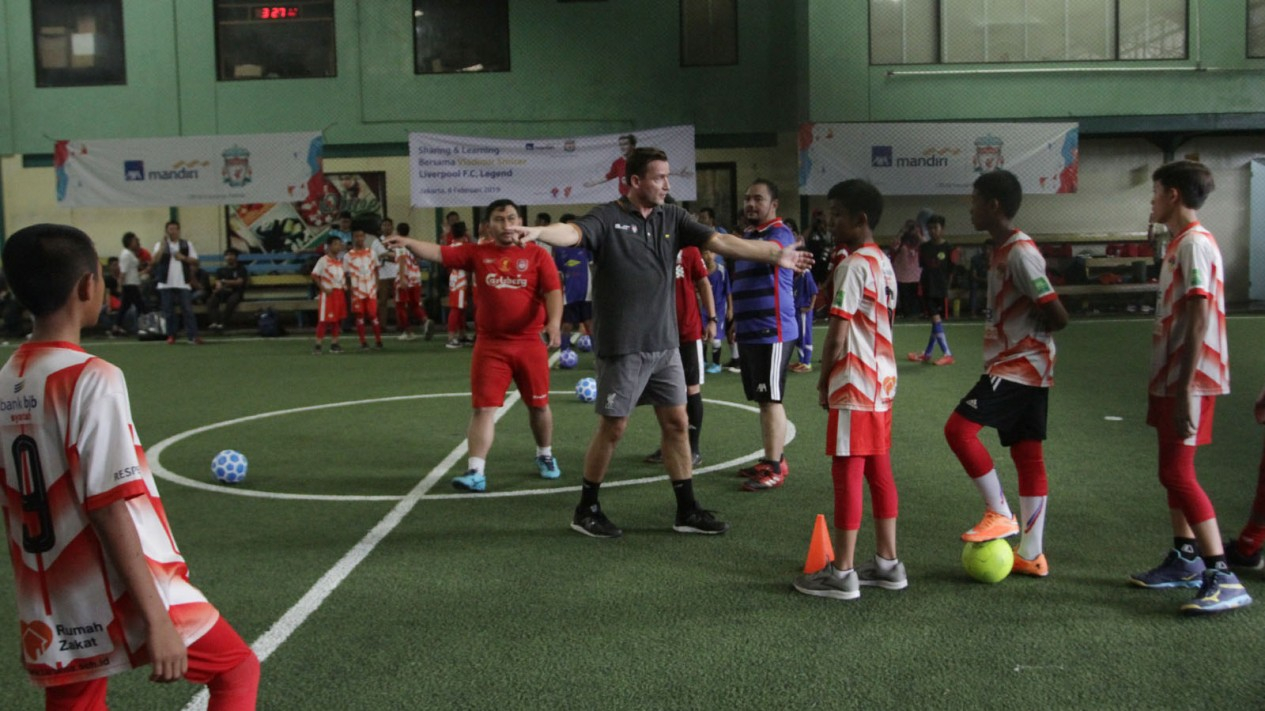 Latihan Sepak Bola Bersama Vladimir Smicer