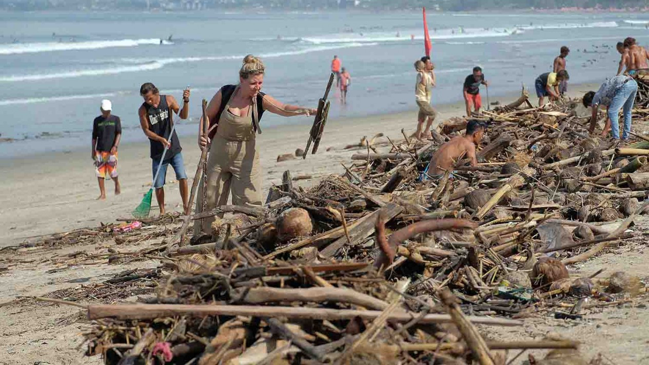 Pantai Kuta Bali Masih Penuh Tumpukan Sampah
