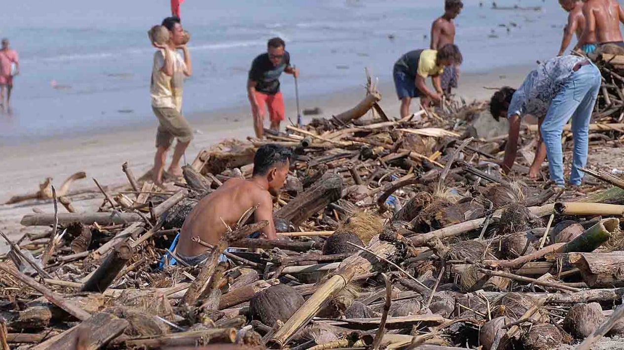 Pantai Kuta Bali Masih Penuh Tumpukan Sampah